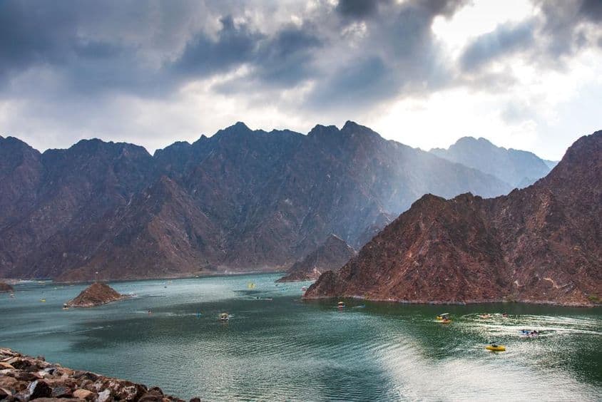 Cenário do lago da represa de Hatta em Dubai, EAU ao pôr do sol.