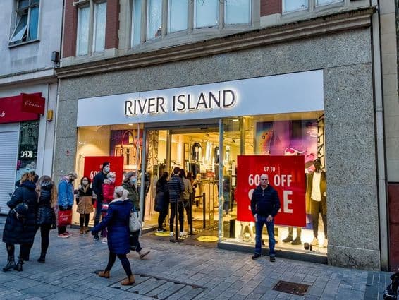 Entrada na loja de roupas River Island.