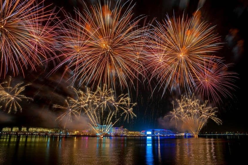Fogos de artifício sobre a recém-inaugurada Yas Bay.