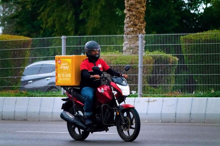 Entrega de comida por motoboy em Dubai.