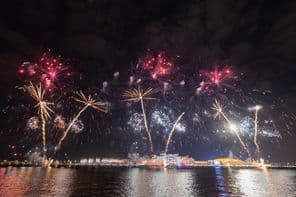 Fogos de artifício de Ano Novo na Ilha Al Bandar.