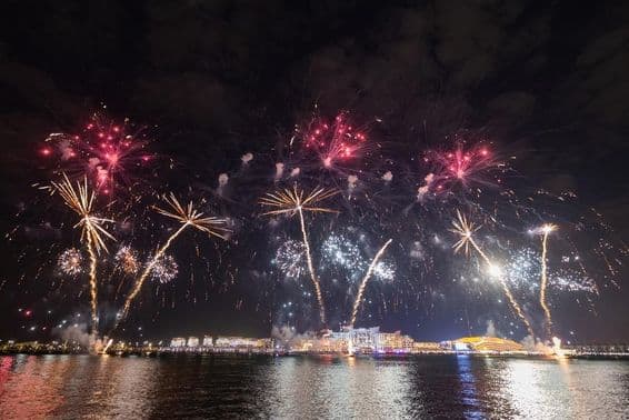 Fogos de artifício de Ano Novo na Ilha Al Bandar.