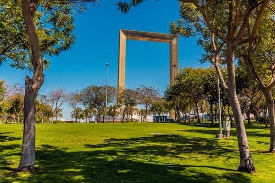 Vista do Parque Zabeel em Dubai, Emirados Árabes Unidos na primavera.