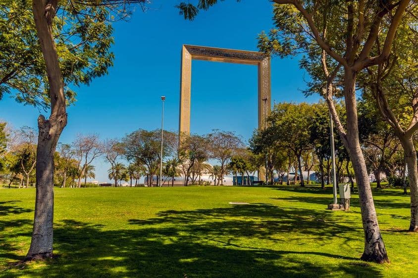 Vista do Parque Zabeel em Dubai, Emirados Árabes Unidos na primavera.