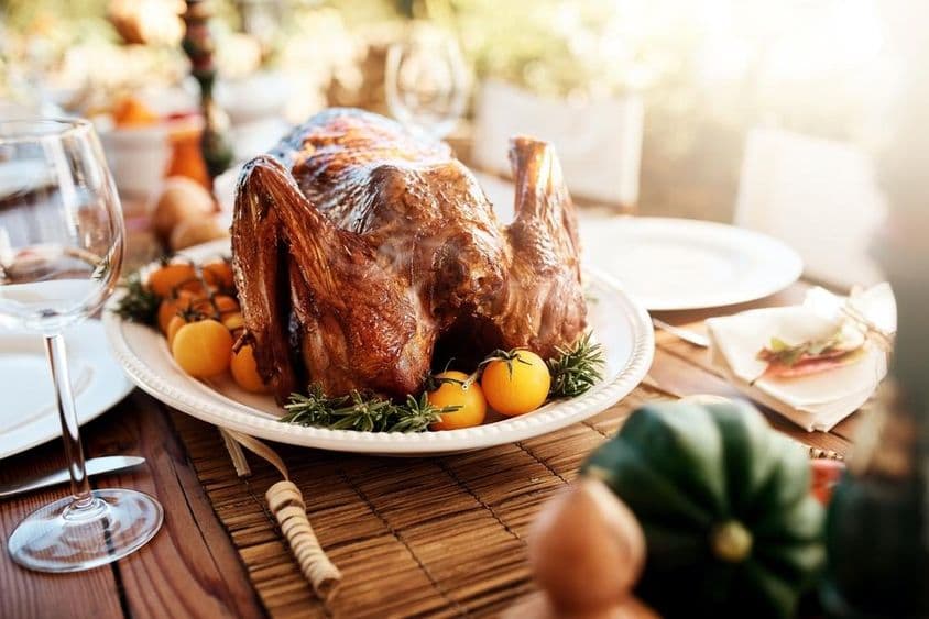 Jantar de peru de Ação de Graças americano com vegetais em uma mesa de jantar ao ar livre.