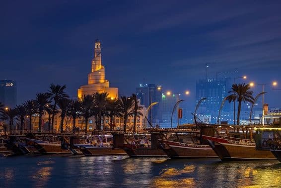 Vista da Mesquita Fanar a partir do porto de Doha.