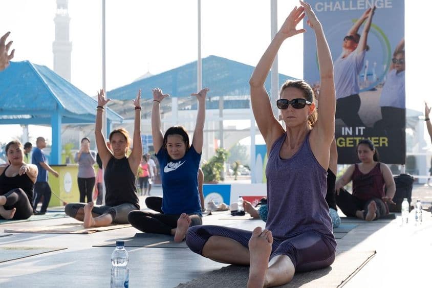 Mulheres praticando aeróbica e yoga durante o Desafio Fitness de Dubai 2025.