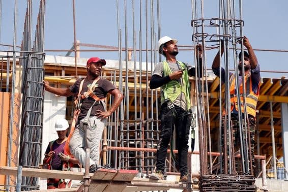 Trabalhadores masculinos em Dubai, Emirados Árabes Unidos, durante a temporada de verão.
