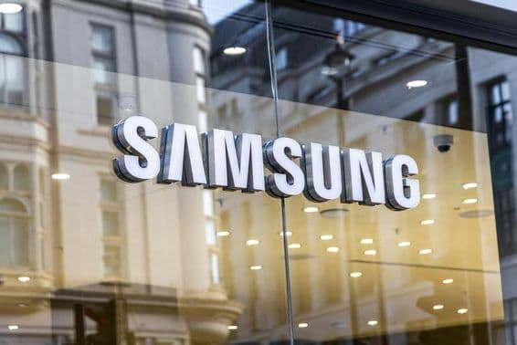Logo da marca Samsung em janela de vidro.