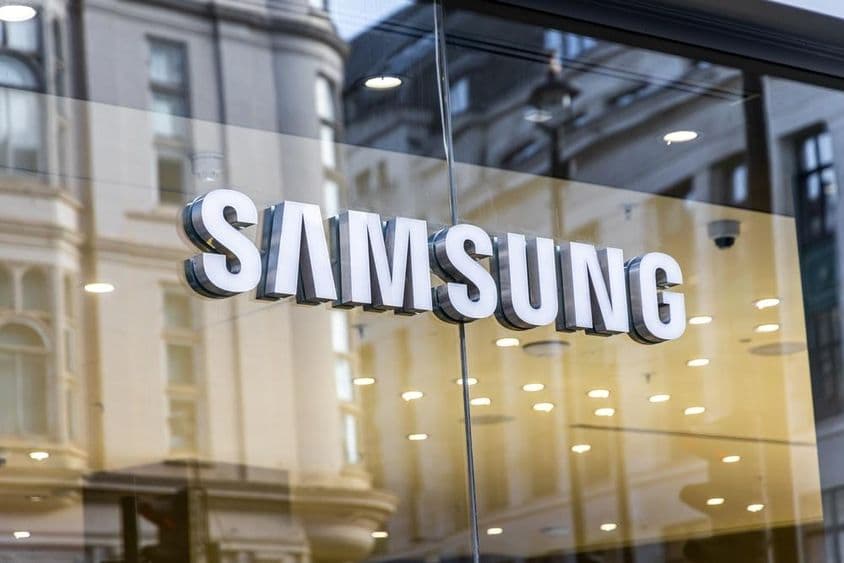 Logo da marca Samsung em janela de vidro.