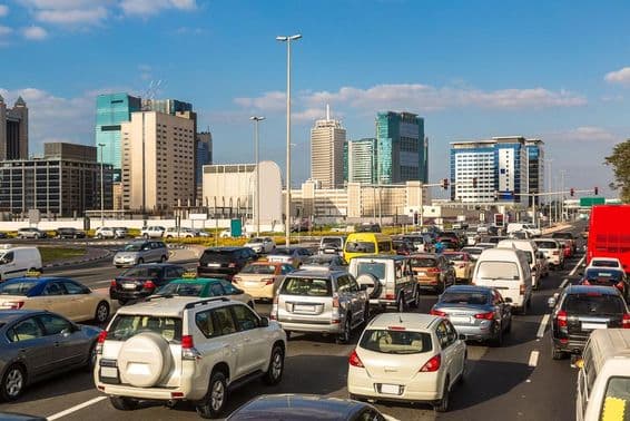 Engarrafamento na Sheikh Zayed Road de Dubai.