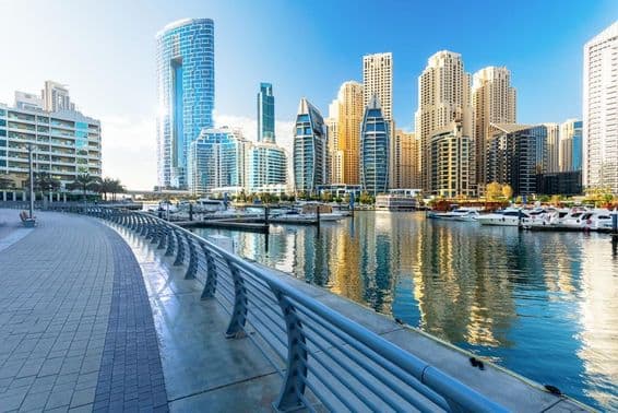 Vista magnífica da Marina de Dubai em um dia ensolarado.