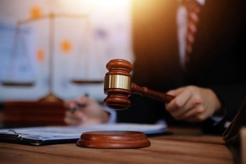 Martelo de juiz em um tribunal.