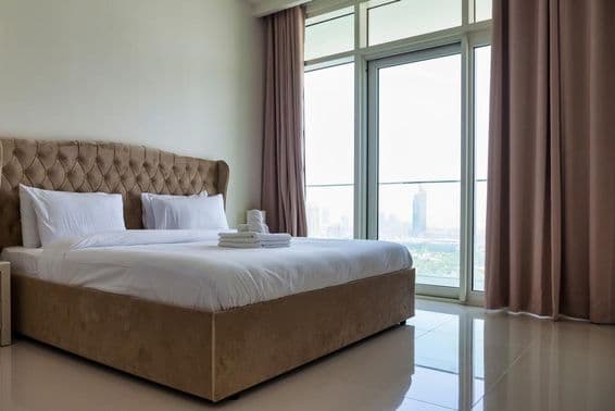 Um quarto espaçoso em um apartamento moderno.