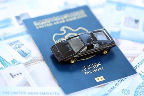 Dirham dos Emirados Árabes Unidos, carro com passaporte.