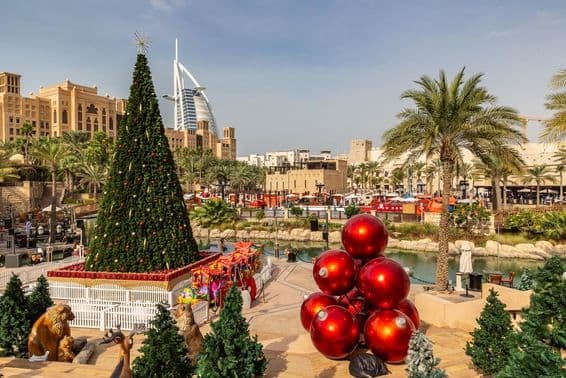 Vista do hotel Burj Al Arab de Madinat Jumeirah com uma árvore de Natal em Dubai.
