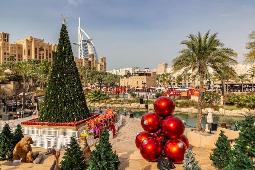 Vista do hotel Burj Al Arab de Madinat Jumeirah com uma árvore de Natal em Dubai.