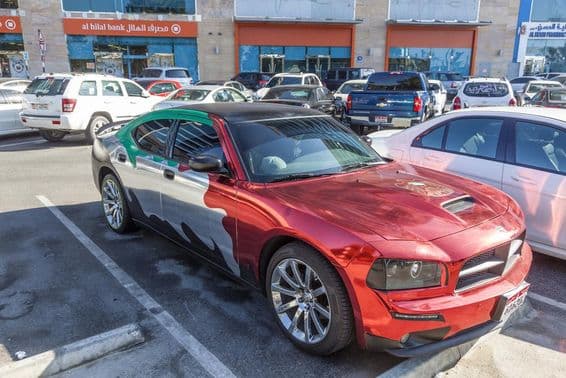 Dodge Charger decorado com as cores nacionais dos Emirados Árabes Unidos.