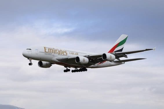 Avião Airbus 380-800 da Emirates se aproximando da pista para pouso.