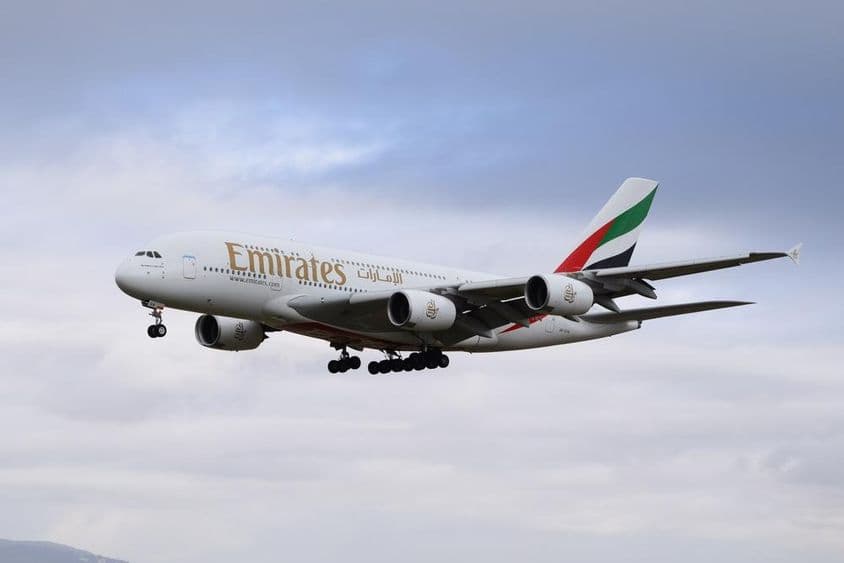 Avião Airbus 380-800 da Emirates se aproximando da pista para pouso.