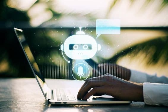 Uma pessoa digitando em um laptop com um fundo desfocado ao ar livre apresentando um ícone de chatbot.