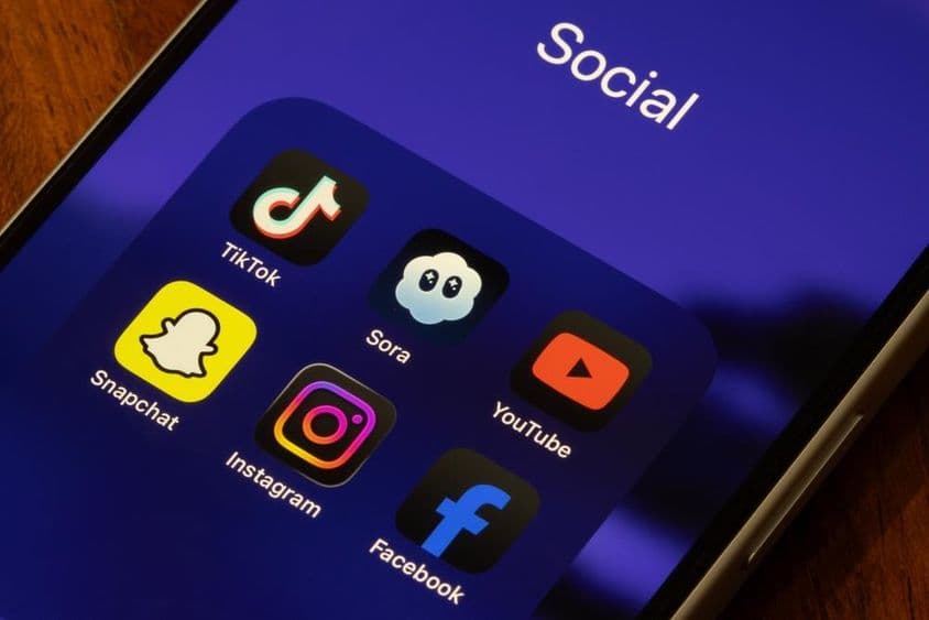 TikTok, Sora, YouTube, Snapchat, Instagram na tela de um iPhone.