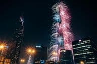 Fogos de artifício espetaculares de Véspera de Ano Novo no Burj Khalifa, o edifício mais alto do mundo.