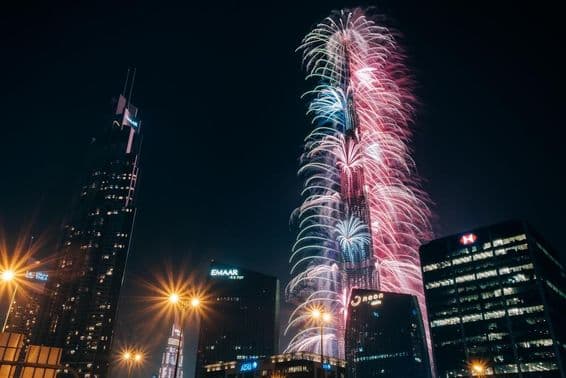 Fogos de artifício espetaculares de Véspera de Ano Novo no Burj Khalifa, o edifício mais alto do mundo.