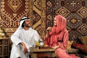 Jovem casal Emirati passando tempo em um café árabe tradicional.