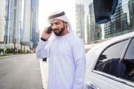 Empresário árabe vestindo kandura - Vestimenta masculina tradicional Emirati.