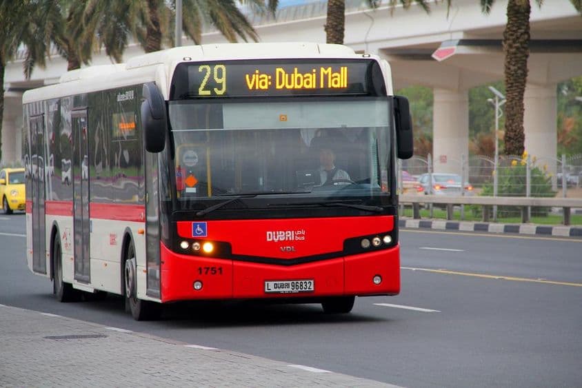 Ônibus de Dubai viajando da estação Zabeel em direção ao Dubai Mall.