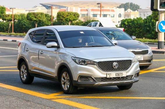 SUV crossover compacto MG em uma rua urbana.