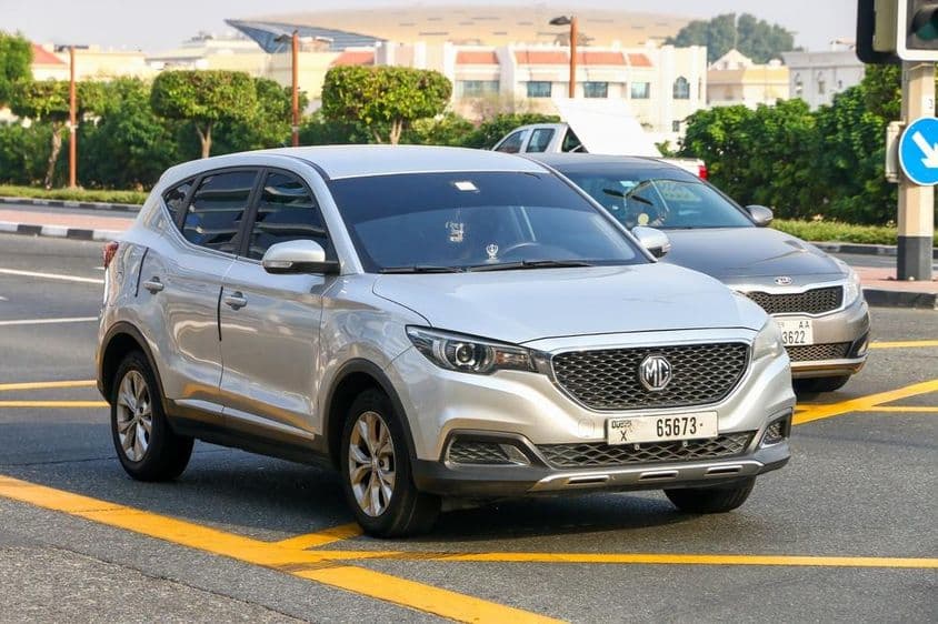 SUV crossover compacto MG em uma rua urbana.