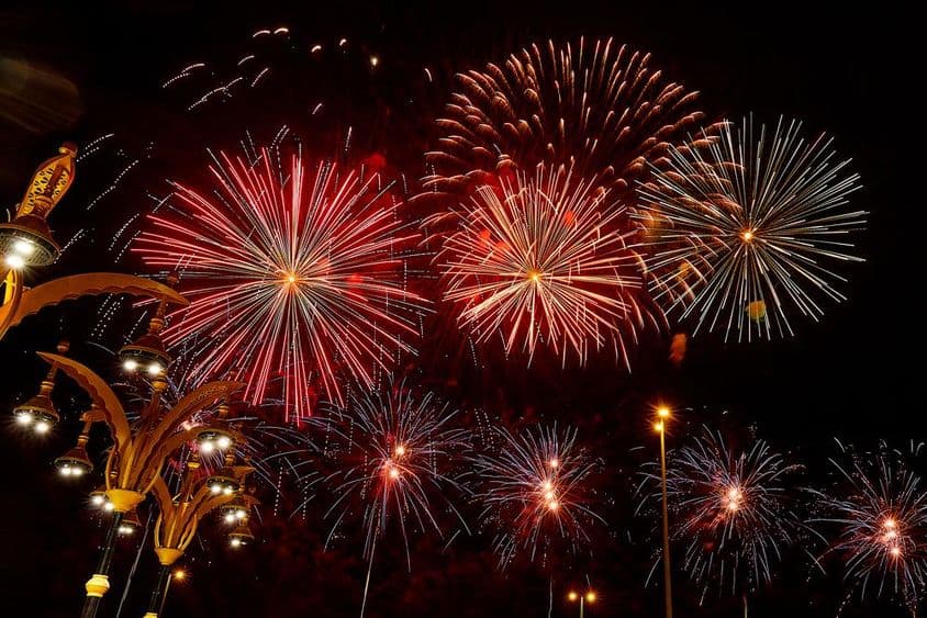 Fogos de artifício no Festival Heritage Sheikh Zayed, Emirados Árabes Unidos.