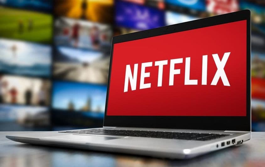 Streaming da Netflix em uma tela de laptop.