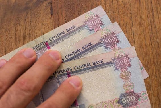 Notas de quinhentos dirhams espalhadas sobre uma mesa.