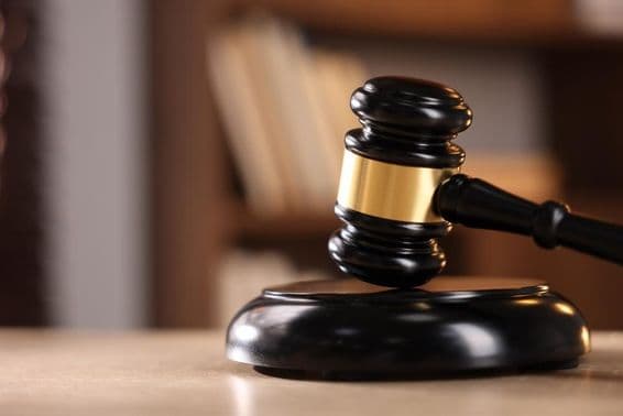 Martelo de juiz sobre uma mesa de madeira.