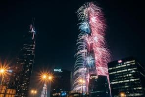 Espetaculares fogos de artifício de Ano Novo no Burj Khalifa, o prédio mais alto do mundo.