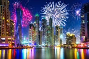 Fogos de artifício de Ano Novo em Dubai, Emirados Árabes Unidos.