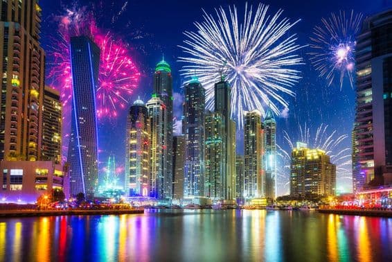 Fogos de artifício de Ano Novo em Dubai, Emirados Árabes Unidos.