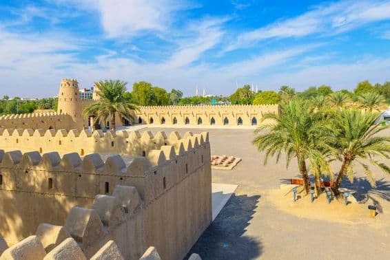 Vista do pátio do histórico Forte Al Jahili em Al Ain, Abu Dhabi.
