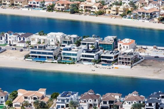 A ilha artificial The Palm Jumeirah em Dubai com praia e vilas de luxo.
