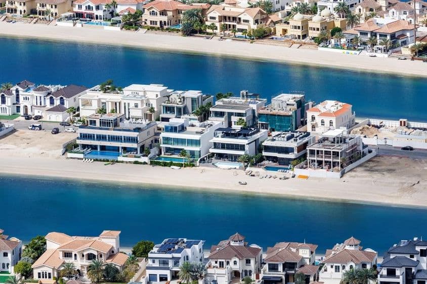 A ilha artificial The Palm Jumeirah em Dubai com praia e vilas de luxo.