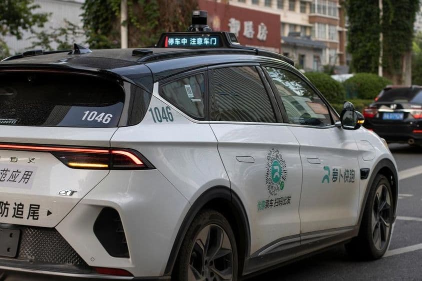Táxi robô elétrico autônomo da empresa chinesa de tecnologia Baidu.