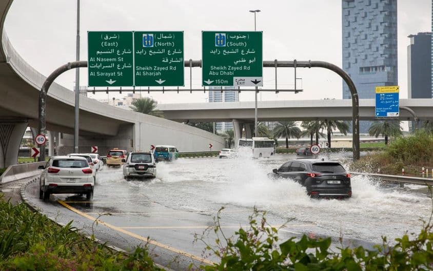 Dirigindo em uma rodovia alagada em Dubai após forte chuva.