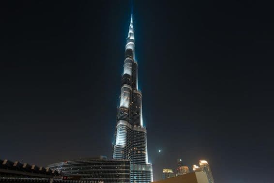 Burj Khalifa, brilhando contra o céu noturno.
