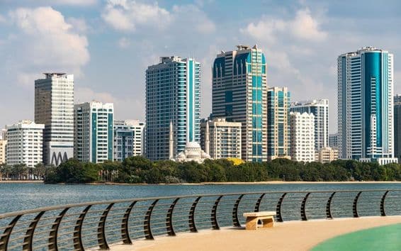 Horizonte da cidade de Sharjah nos Emirados Árabes Unidos.