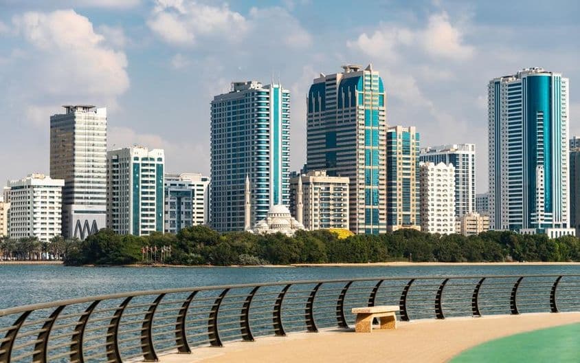 Horizonte da cidade de Sharjah nos Emirados Árabes Unidos.