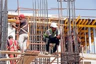 Dubai, Emirados Árabes Unidos homens trabalhando na construção civil.