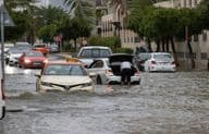 Águas da enchente inundam uma rua em Dubai durante forte chuva.